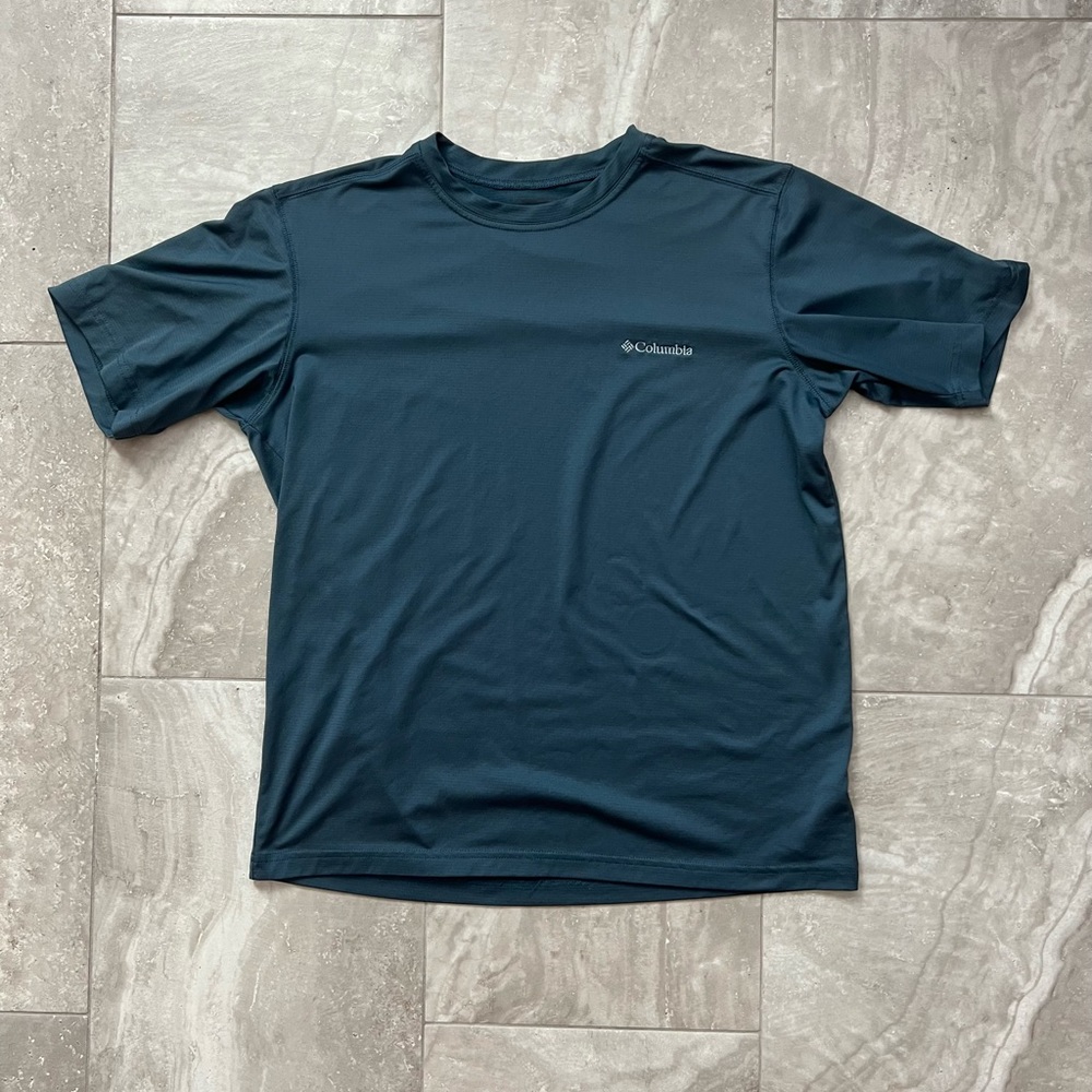 Columbia Men’s dry fit shirt. Size large